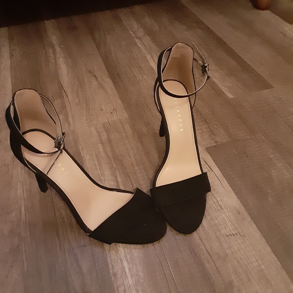 Metaphor black heels size 6.5